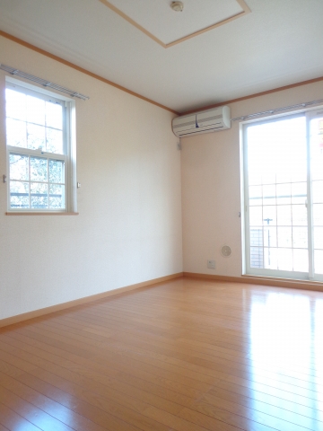 Living and room. It is a photograph of the corner room. It is not attached lighting window ☆