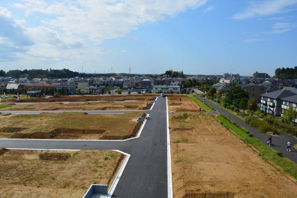 Local photos, including front road. Spread a blue sky, It is a large subdivision of the total 133 compartment adjacent to the boardwalk.