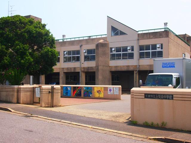 Junior high school. Toke to South Junior High School 1040m