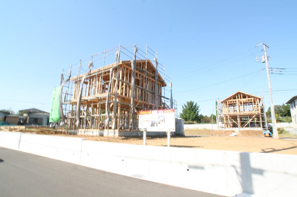 Local photos, including front road. Seddo and per diem favorable to the development subdivision all compartments southeast or southwest road of all 16 compartments Proximity to high-rise apartment in front of the station is visible from the subdivision! ! Healing environment overlooking the green, while nearby station! !