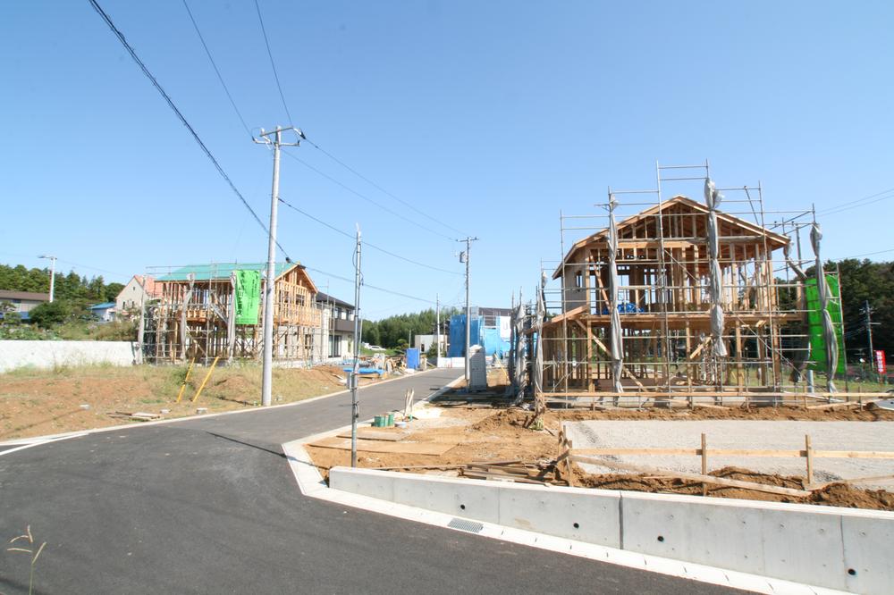 Sale already cityscape photo. All compartments southeast or southwest road (corner lot ・ Facing the double-sided road number), It has been construction in the extent of the chick stage to improve relaxation degree line of sight from the road. (Entrance is nearly flat in the compartment with the road are many)