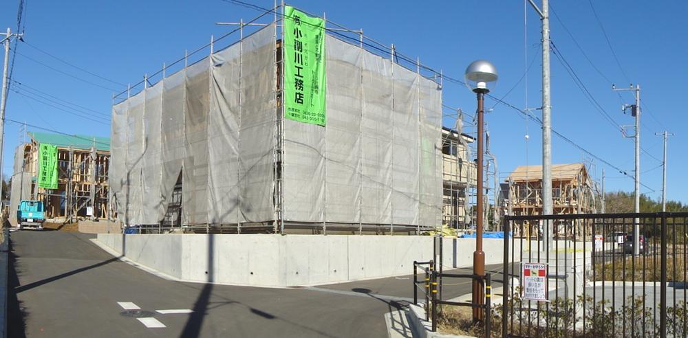 Sale already cityscape photo. Proximity to high-rise apartment in front of the station is visible from the subdivision! ! Quiet healing environment overlooking the green, while nearby station! !