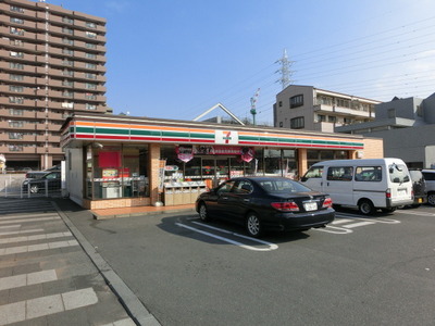 Convenience store. 440m to Seven-Eleven (convenience store)
