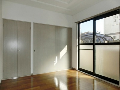 Living and room. It is housed a lot of room