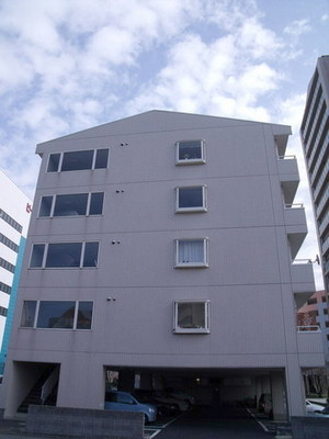 Entrance. 1F part On-site parking