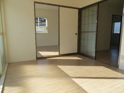 Living and room. Sunny! !