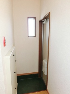 Entrance. The entrance There are shoe box.