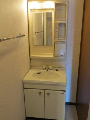 Washroom. Morning ally. Independent wash basin! !