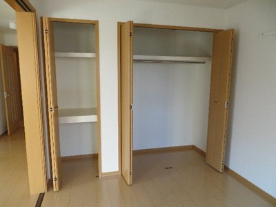 Receipt. Easy-to-use storage space with a hanger rack