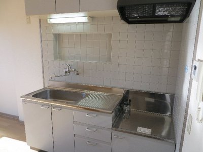 Kitchen. Here if the dishes!