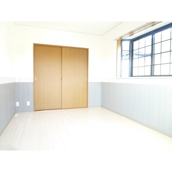 Living and room. With bay window