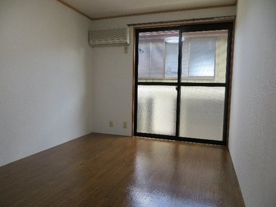 Living and room. 6 Pledge Western-style