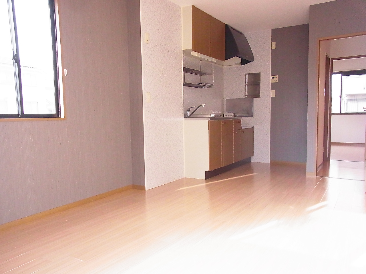 Living and room. Easy-to-use floor plan, Lighting good for the corner room