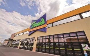 Shopping centre. There is a supermarket at the 400m a 5-minute walk from the Toes. 