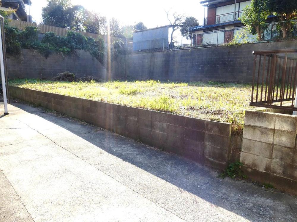 Local photos, including front road. Local (11 May 2013) shooting a quiet subdivision in