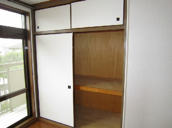 Receipt. Plenty of storage with the upper closet