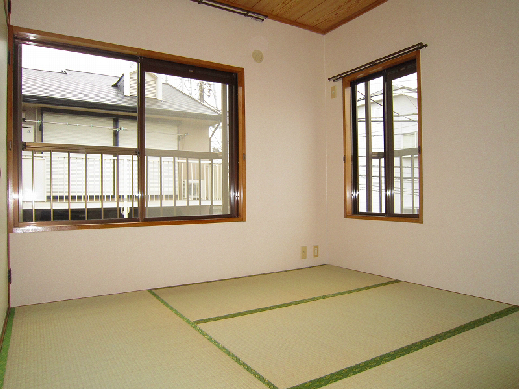 Other room space. Is a Japanese-style room of bright two-sided lighting. 