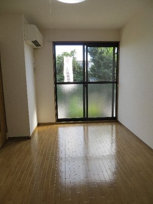 Living and room. Spacious 10 Pledge living