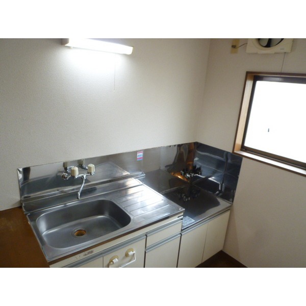 Kitchen. Two-burner stove can be installed