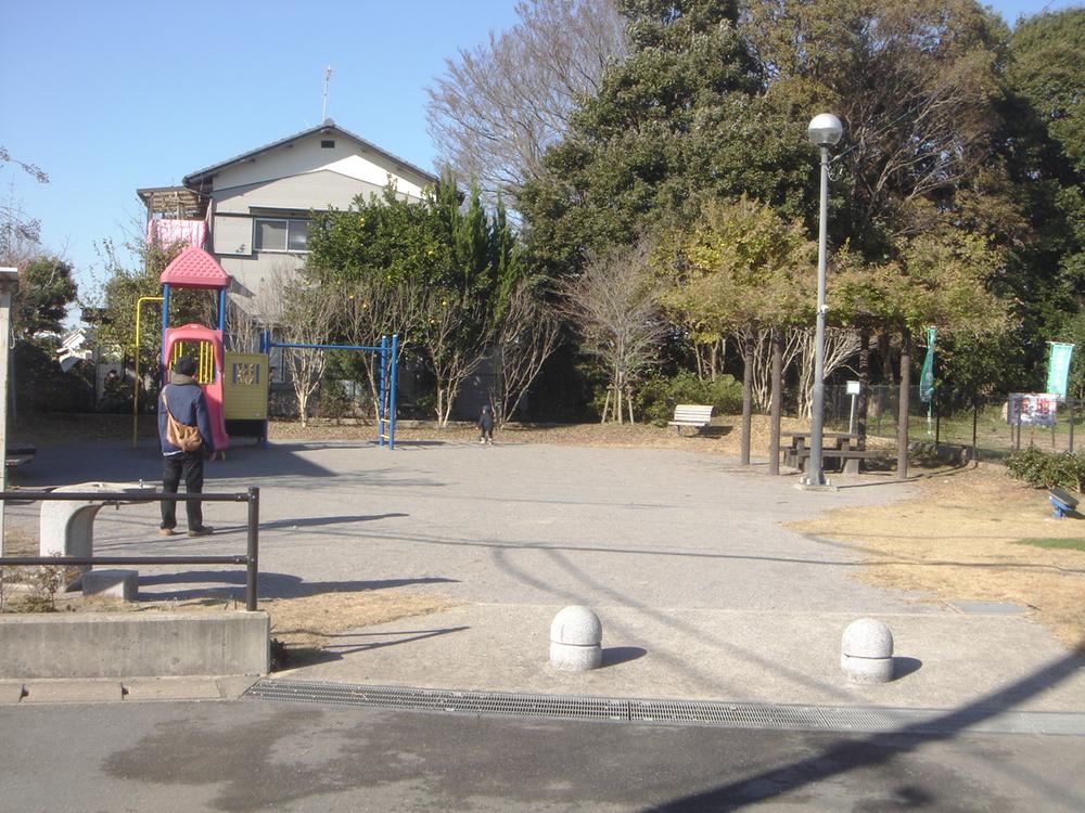 park. Poor is 60m local south side adjacent park to the town high-angle park. 