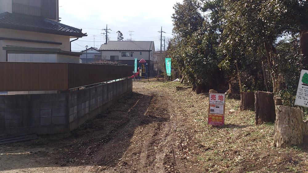 Local photos, including front road. Alley-like portion of the local entrance. Frontage is 4m, Parking space is also the width of the room. 