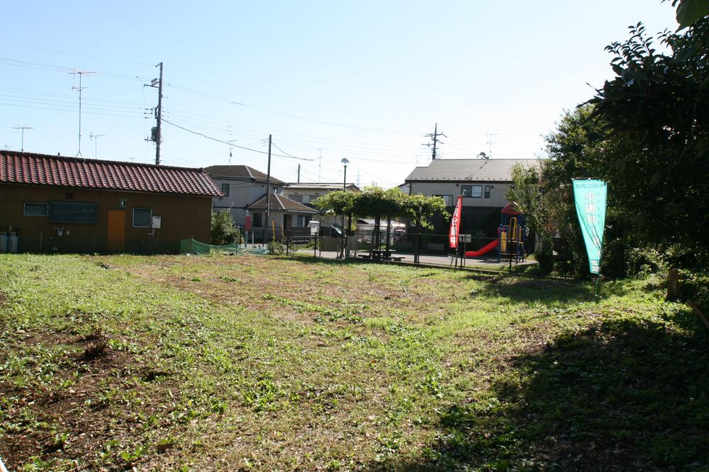 Local land photo. Local panoramic view from the alley-like portion. Back is a park adjacent to the south side. 