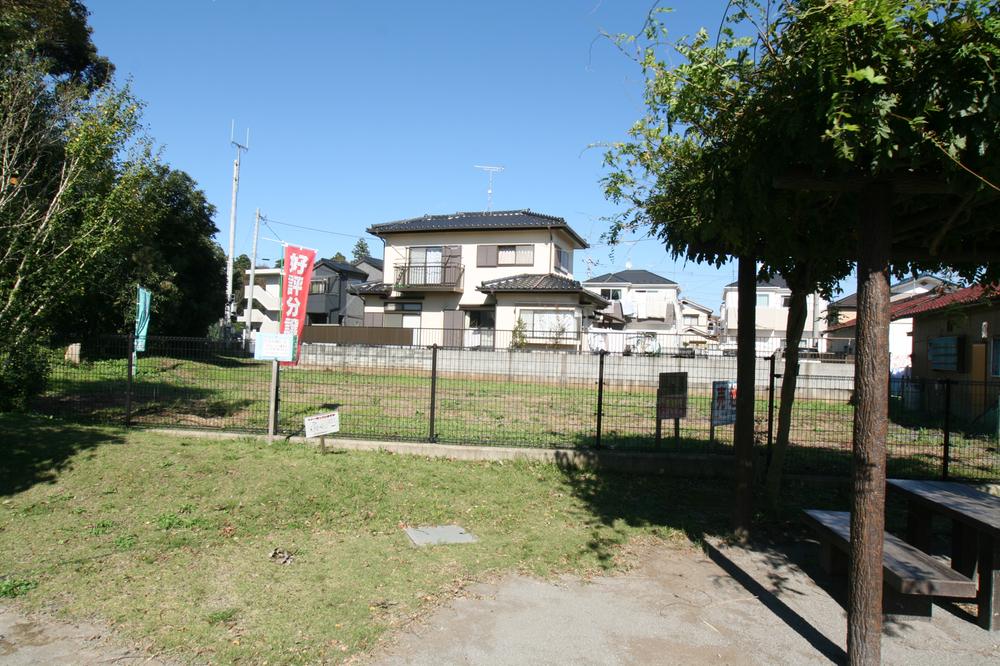 Other local. Is the image of the local (ahead of fence) from the south side adjacent high-angle park. 