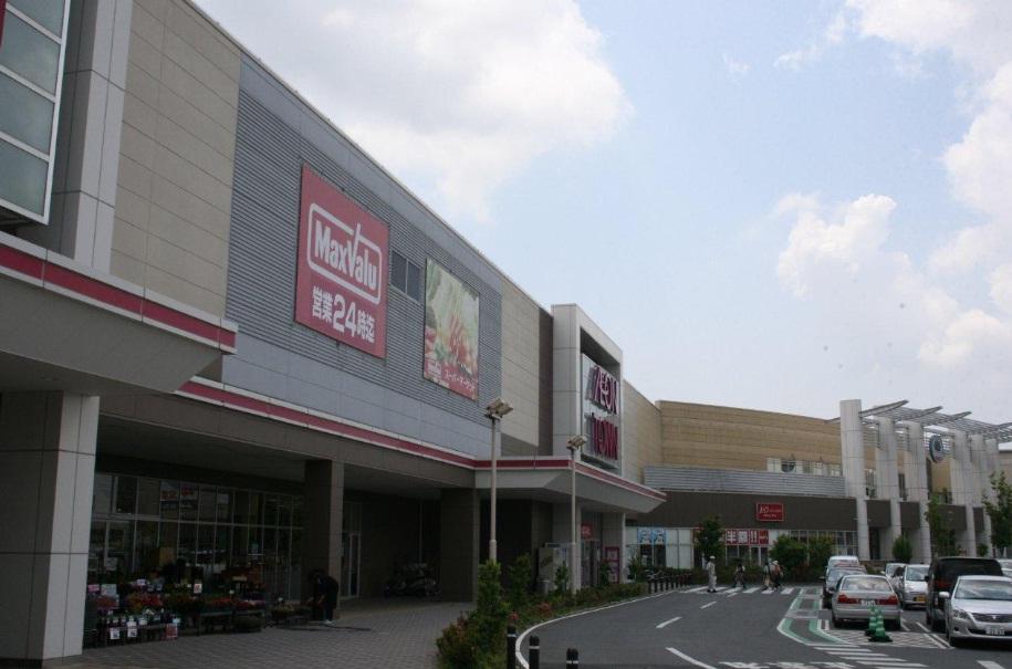 Shopping centre. 800m until ion