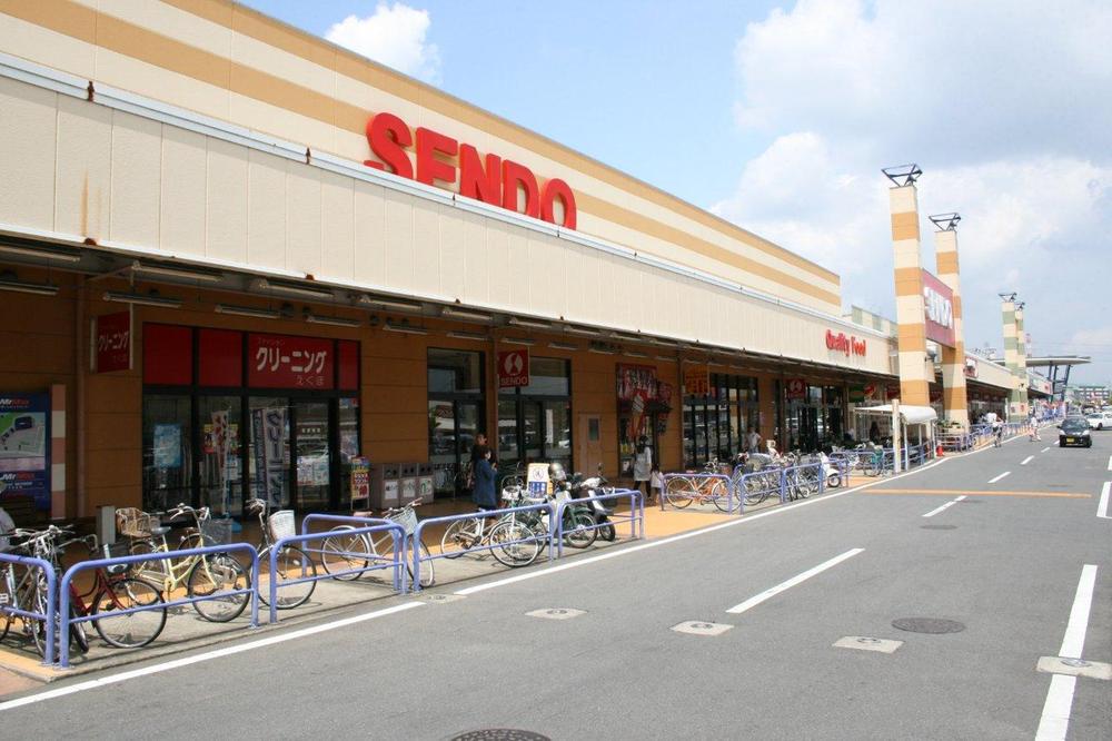 Supermarket. Boatman Namami to field shop 143m