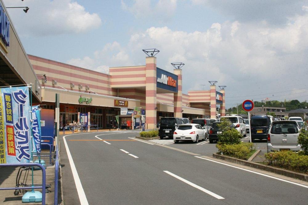 Home center. MrMax Namami to field shop 834m