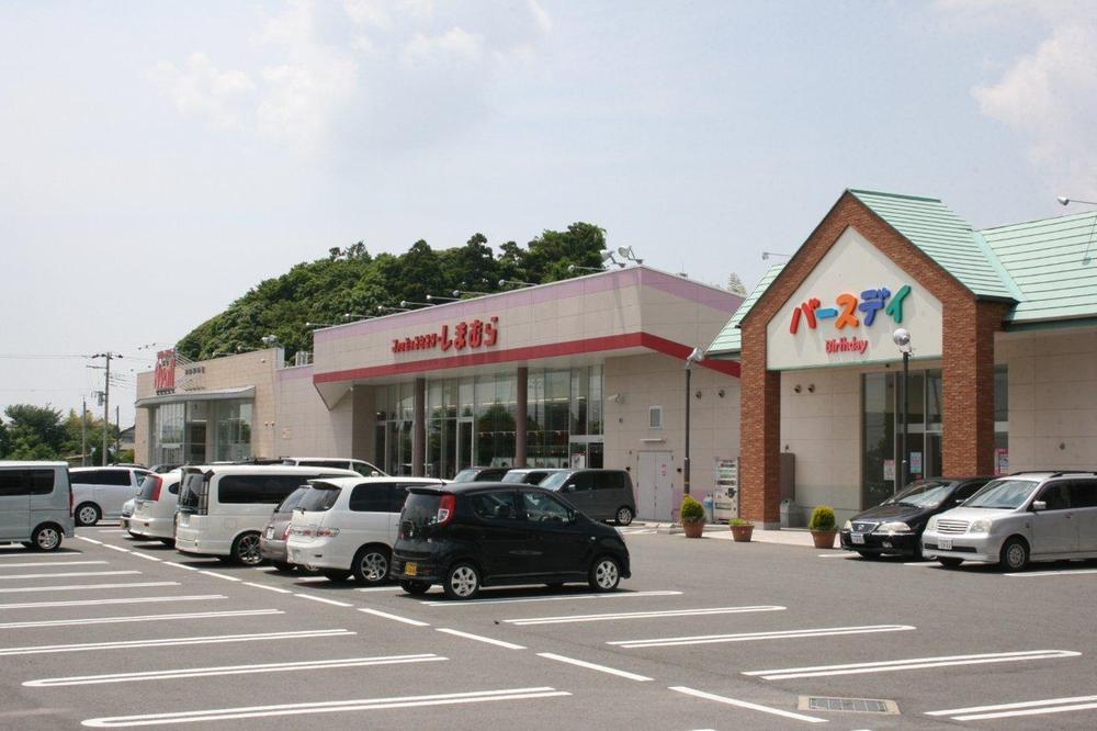 Shopping centre. 135m until Namami field Fashion Mall