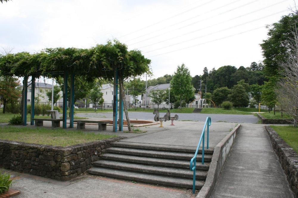 park. 140m until Namami field if the white park