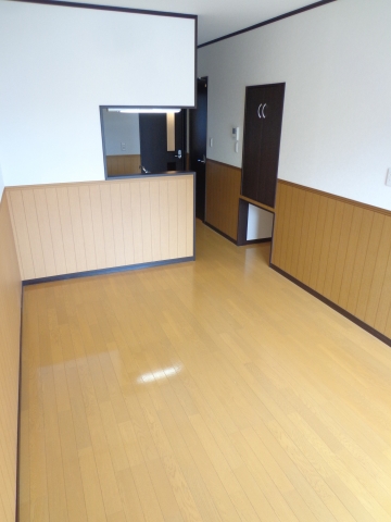 Living and room. It is a photograph of the middle room type. Corner room is marked with a window on the side ☆