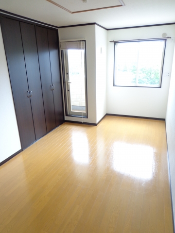 Living and room. It is a photograph of the middle room type. Corner room is marked with a window on the side ☆