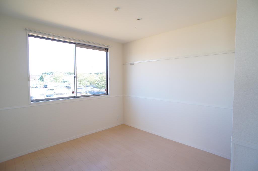 Living and room. 5.9 Pledge Western-style