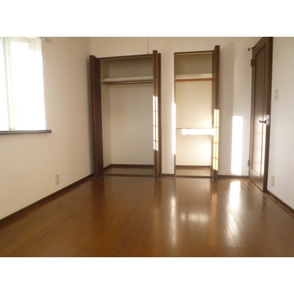 Other room space. The second floor Western-style two-sided lighting