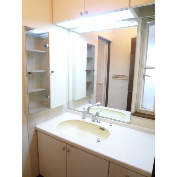 Washroom. First floor washbasin