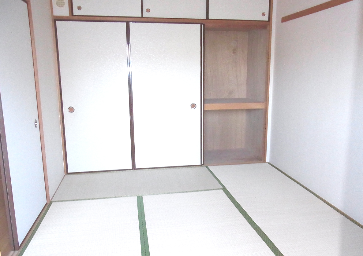 Other room space. It is spacious Japanese-style room