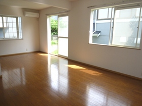 Living and room. LDK spacious. You also can relax family reunion