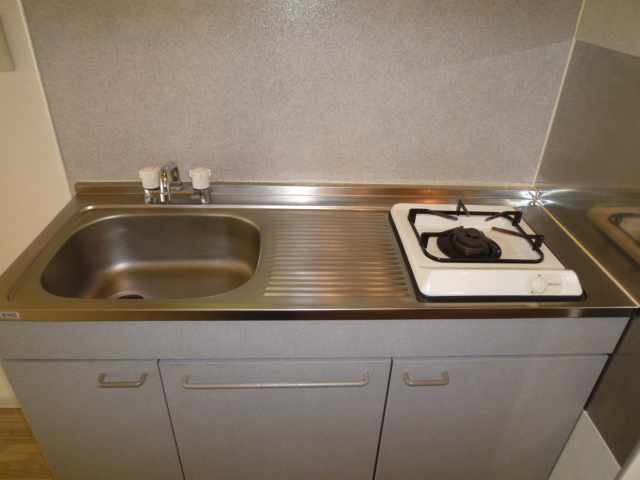 Kitchen. 1-neck with stove