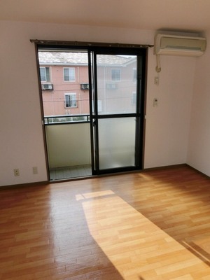 Living and room. Bright Western-style 6 Pledge balcony side. 