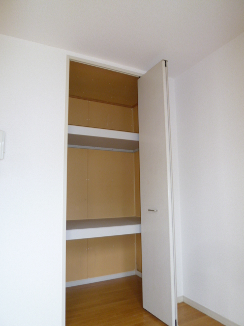 Living and room. Pat storage!