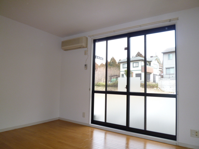 Living and room. 6.4 Pledge Western-style