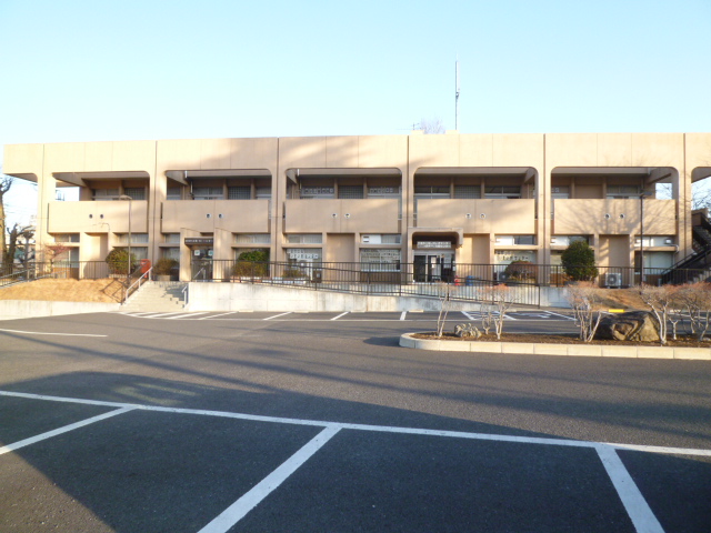 Government office. 750m to Toke civic center (government office)