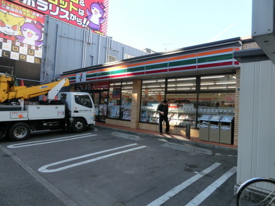 Convenience store. 610m to Seven-Eleven (convenience store)