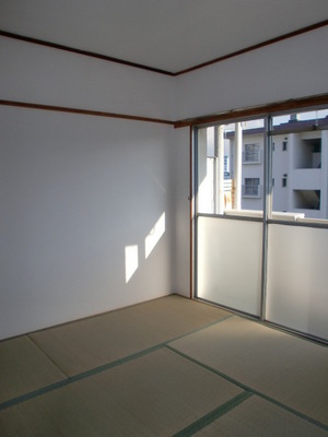 Living and room. Is a Japanese-style room with a window to help ventilation lighting ☆