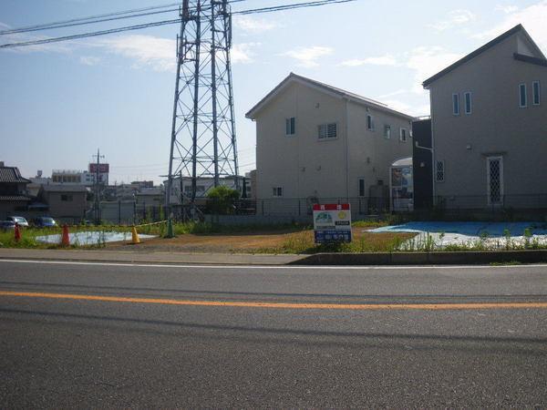 Local photos, including front road. Selling local