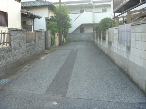 Local photos, including front road. Frontal road