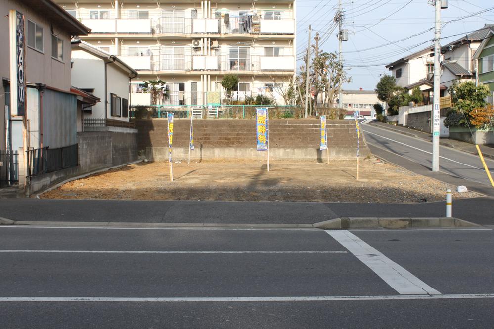 Local photos, including front road. Local (12 May 2012) shooting