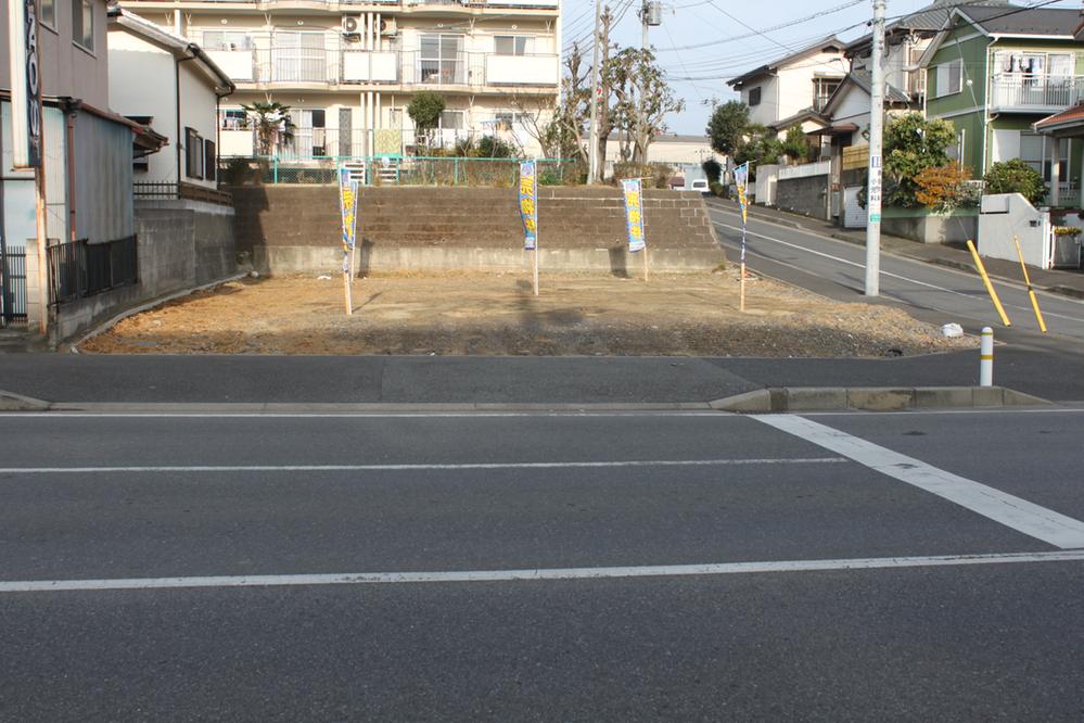 Local photos, including front road. Local (12 May 2012) shooting